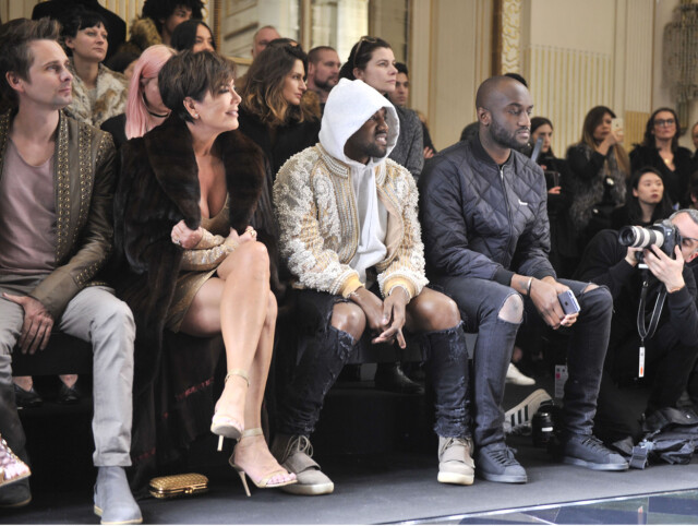 SMILTE LITT: Matt Bellamy, Kris Jenner, Kanye West og Virgil Abloh fulgte med på Balmain-visningen fra den mest eksklusive raden. Foto: Swan Gallet/WWD/Rex Features SMILTE LITT: Matt Bellamy, Kris Jenner, Kanye West og Virgil Abloh fulgte med på Balmain-visningen fra den mest eksklusive raden. Foto: Swan Gallet/WWD/Rex Features